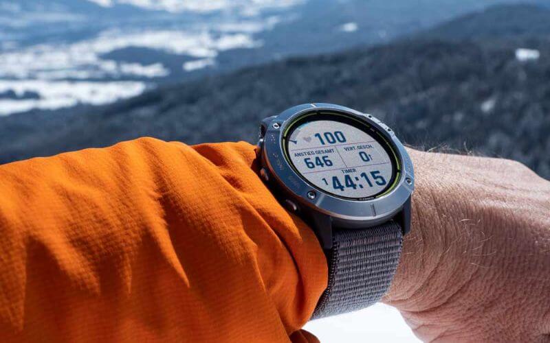 A Garmin Enduro 2 watch face showing a long battery life indicator.